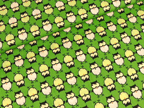 Baumwollstoff Kleine Eulen auf Grün