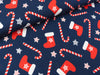 Baumwolljersey Feliz Navidad Nikolausstiefel und Zuckerstangen auf Dunkelblau