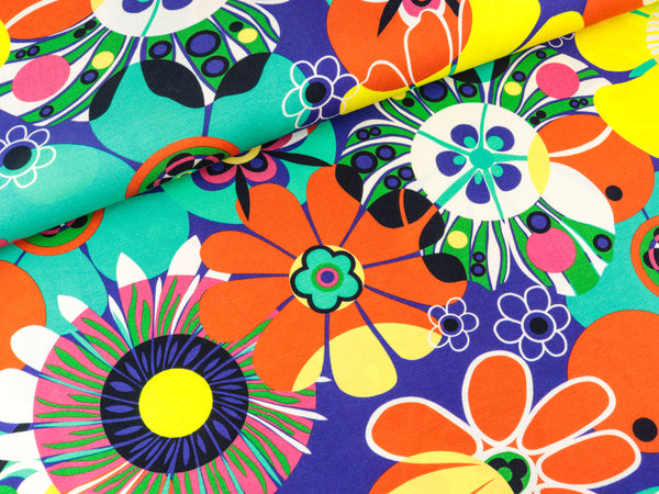 Viskosejersey Große Retrosommerblumen bunt auf Royalblau