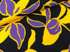 Viskose Twill Print Große Blumen gelb-lila auf Marine