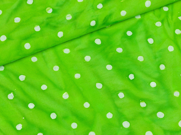 Leichter Baumwollstoff Punkte weiß auf Hellgrün Batikoptik