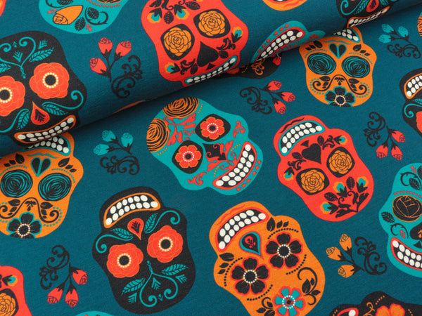 Baumwolljersey Jonne Suger Skulls bunt auf Petrol