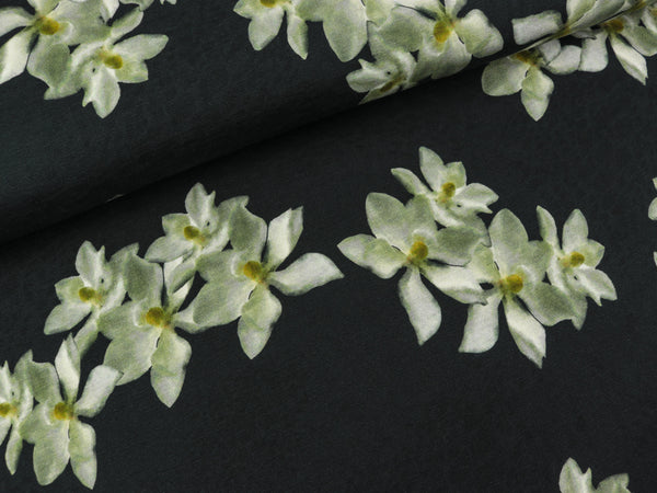 Baumwolljersey Elise Magnolienblüten weiß auf Schwarz by Bienvenido Colorido