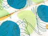 Viskoseleinen Lizzy Stilisierte Blätter hellgrün-ocker-blau auf Weiß FS22