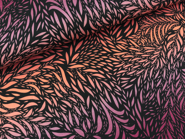 Baumwolljersey Breeze beere-lila-apricot auf Schwarz im Farbverlauf by Bienvenido Colorido