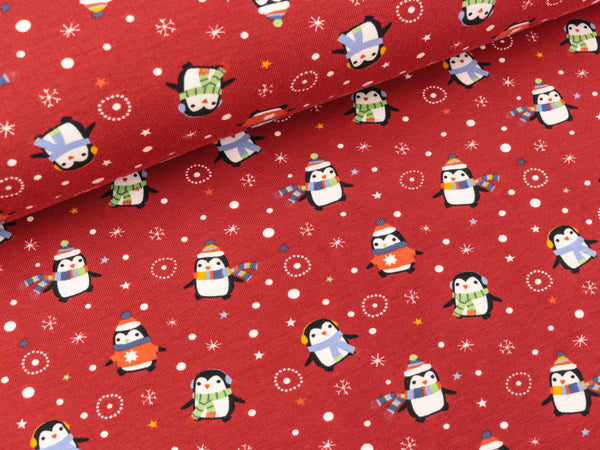Baumwolljersey Pinguine im Schnee auf Dunkelrot