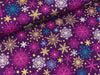 Baumwoll Popeline Schneeflocken bunt auf Violett mit goldenem Foliendruck