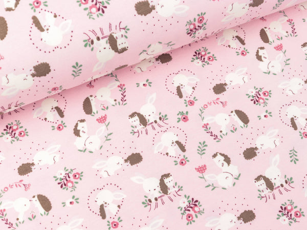 Baumwolljersey Kleine Häschen und Igel in der bunten Blumenwiese auf Hellrosa